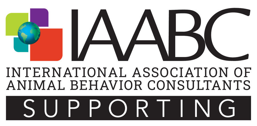 Logo de la IAABC, International Association of Animal Behavior Consultants, avec le mot "SUPPORTING" en bas.